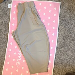 Old Navy Women's Cropped Pants in Taupe